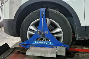 Eina de calibratge alineant la direcció d’un vehicle al taller