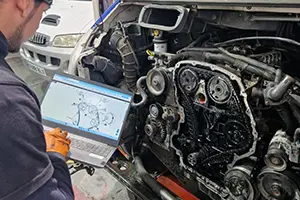 Motor obert d’un vehicle mentre es fa un diagnòstic amb dispositiu electrònic