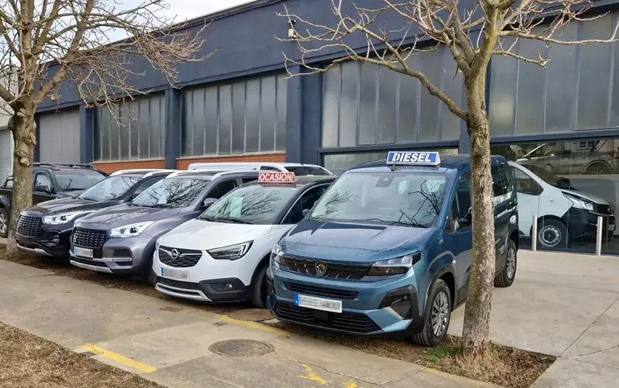Vehicles d’ocasió i nous exposats davant del taller de Besalú Motor