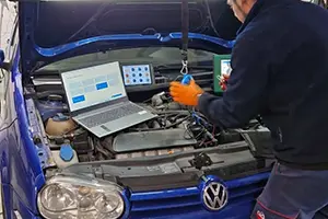 Mecànic revisant un vehicle per preparar-lo per a la ITV